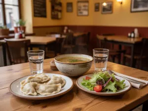 Przytulny stolik w puławskiej restauracji z prostymi daniami i kawą, z widokiem na spokojną ulicę w tle