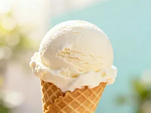 Przytulny stolik z tradycyjnymi pierogami i mięsem w małej restauracji w Nowym Sączu, w tle klimatyczna uliczka.